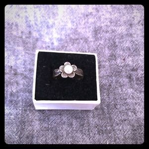 Silver ring with flower and pearl